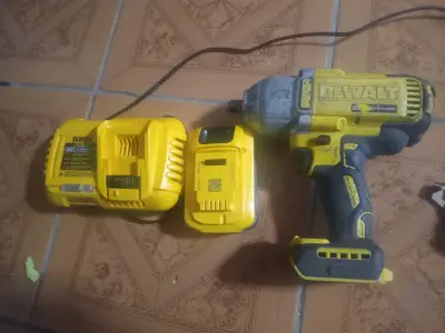 Taladro percutor inalámbrico DeWalt 20V con cargador - miniatura 1
