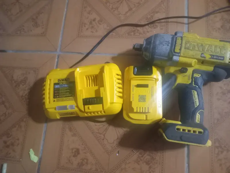 Taladro percutor inalámbrico DeWalt 20V con cargador - 2