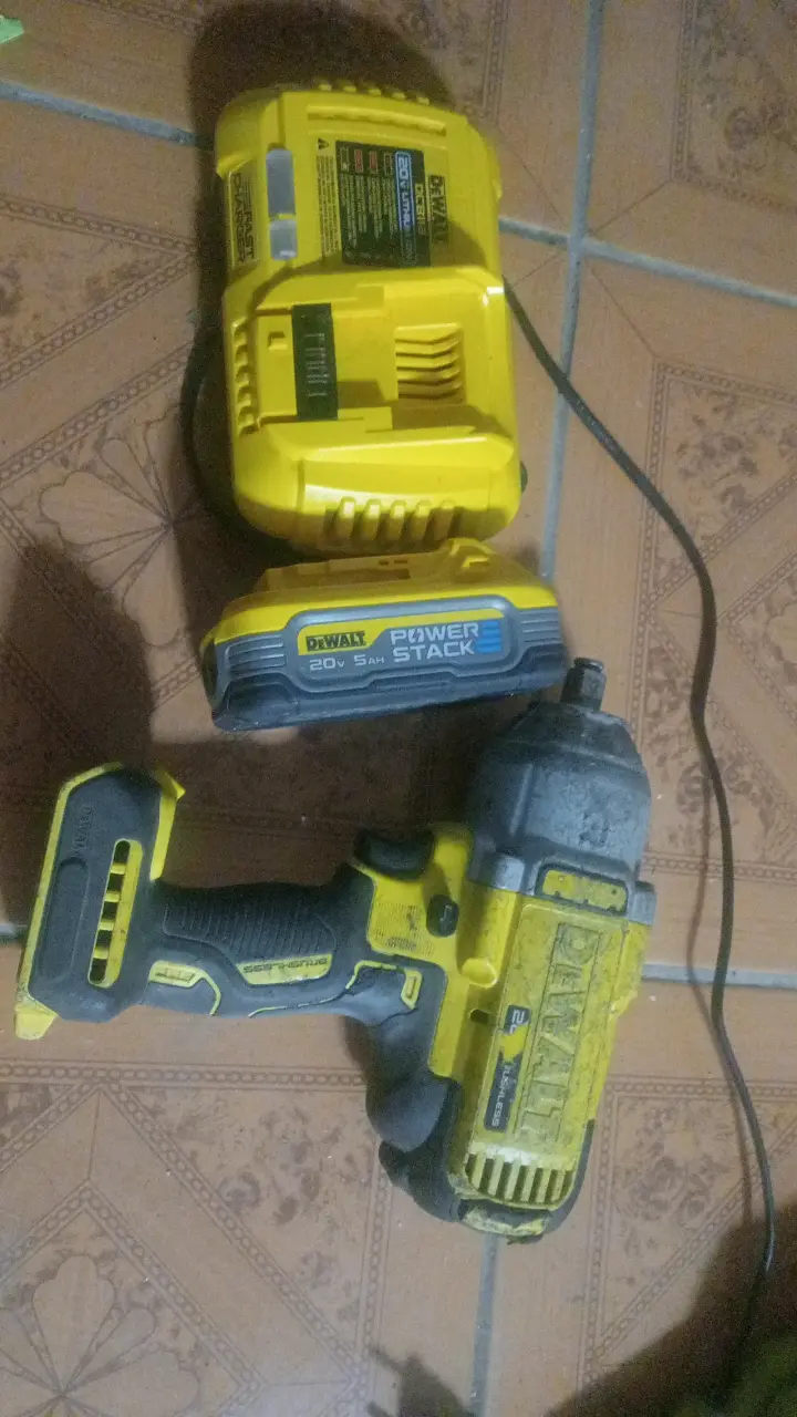 Taladro percutor inalámbrico DeWalt 20V con cargador - 3