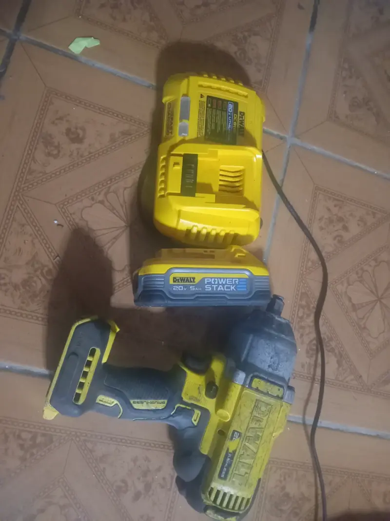 Taladro percutor inalámbrico DeWalt 20V con cargador - 4