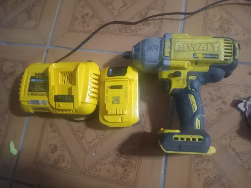 Taladro percutor inalámbrico DeWalt 20V con cargador - 5