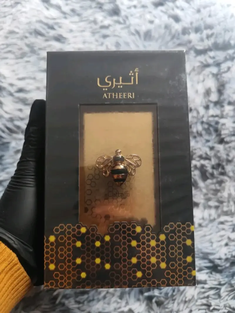 Perfume Atheeri Lattafa con diseño de abeja