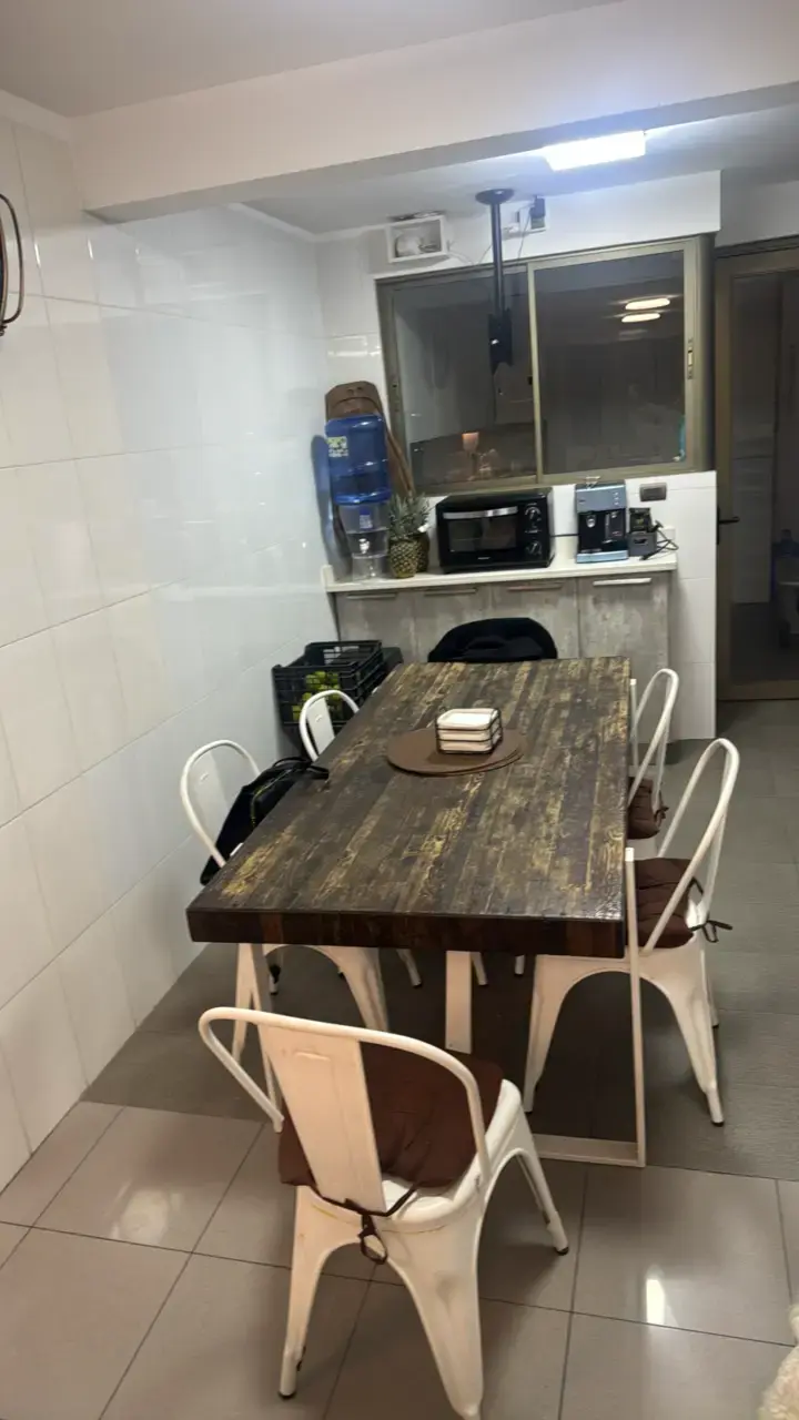 Juego de comedor rústico con sillas metálicas