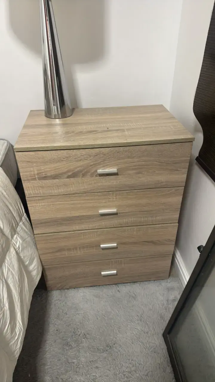 Cómoda de madera con cuatro cajones