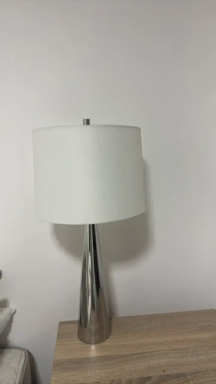 Lámpara de mesa moderna con base metálica