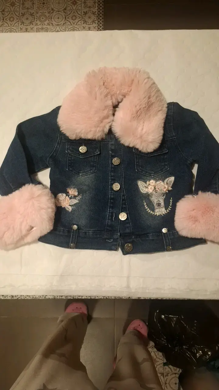 Chaqueta de mezclilla con cuello de peluche