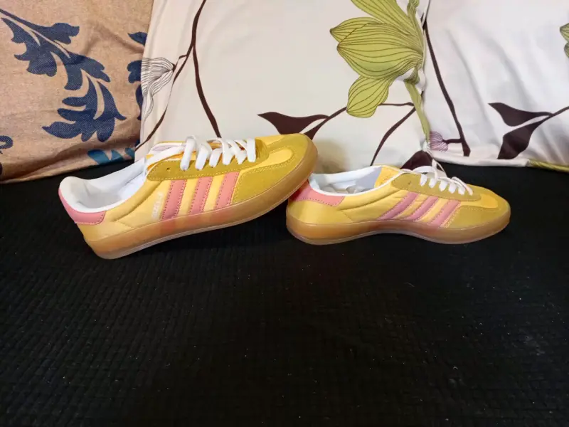 Zapatillas Adidas Gazelle amarillas y rosadas