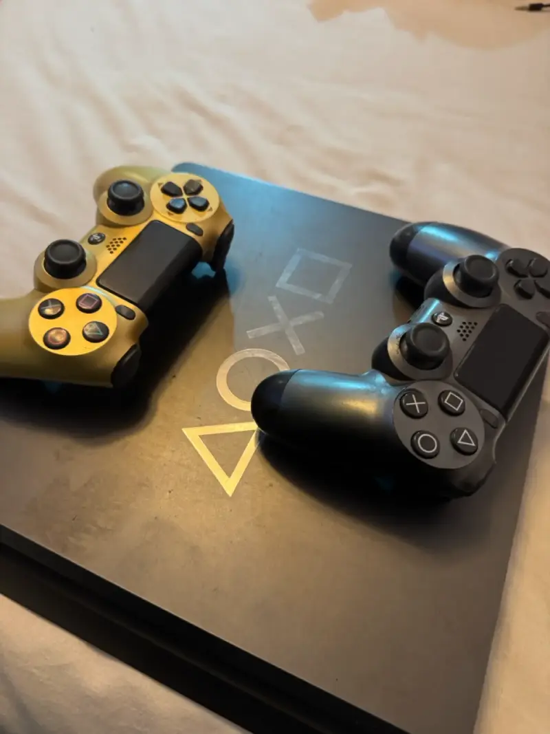 Consola PlayStation 4 1TB con dos controles - 3
