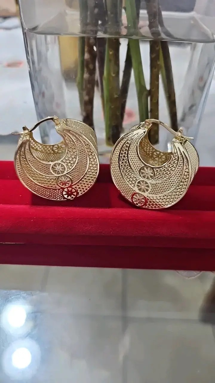 Aros de filigrana dorados elegantes - 1