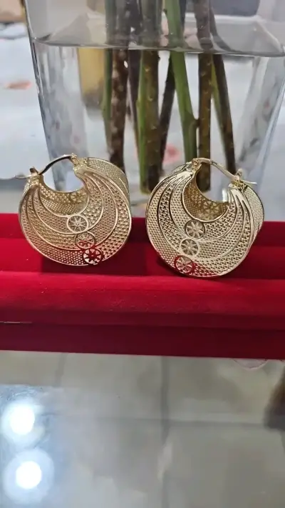 Aros de filigrana dorados elegantes - miniatura 1