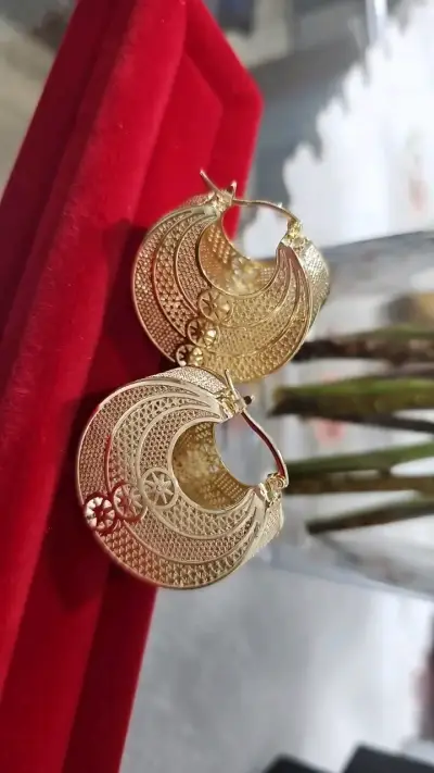 Aros de filigrana dorados elegantes - miniatura 2