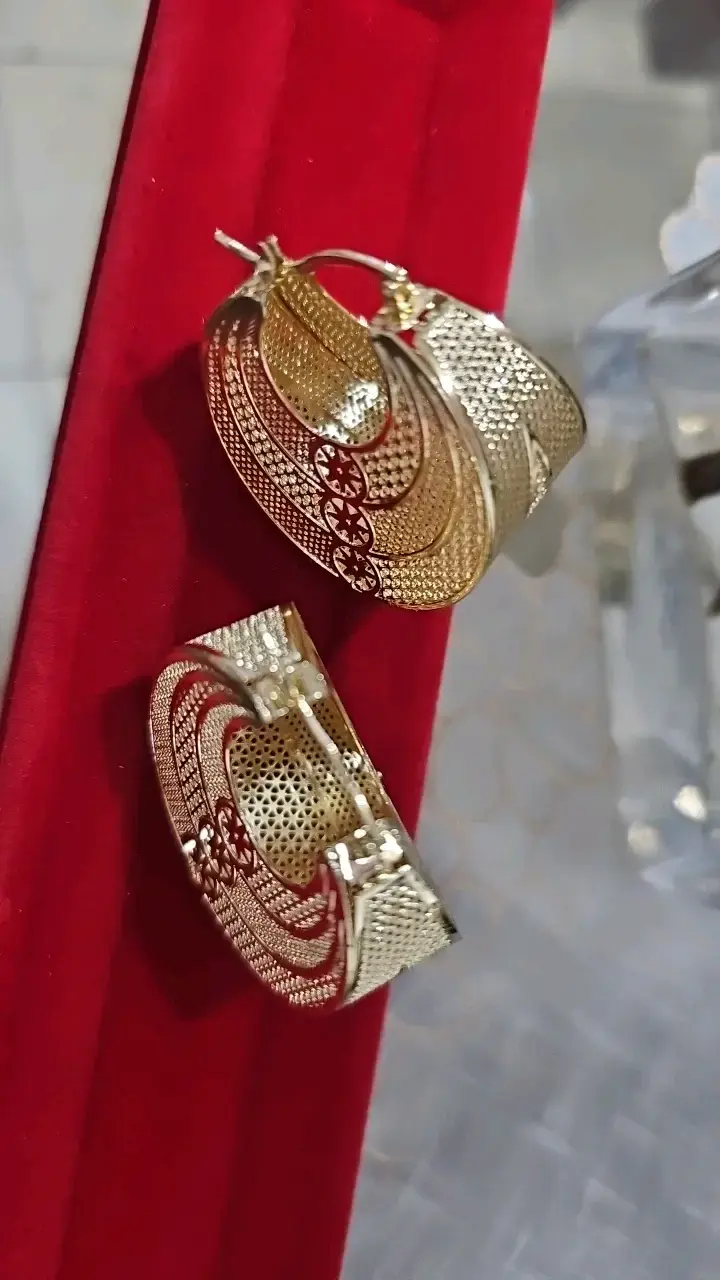 Aros de filigrana dorados elegantes - 3