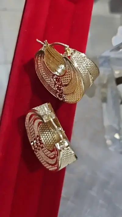 Aros de filigrana dorados elegantes - miniatura 3