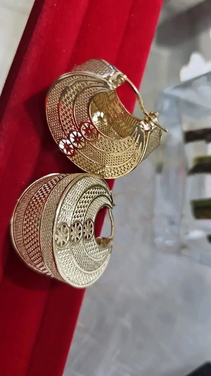 Aros de filigrana dorados elegantes - 4