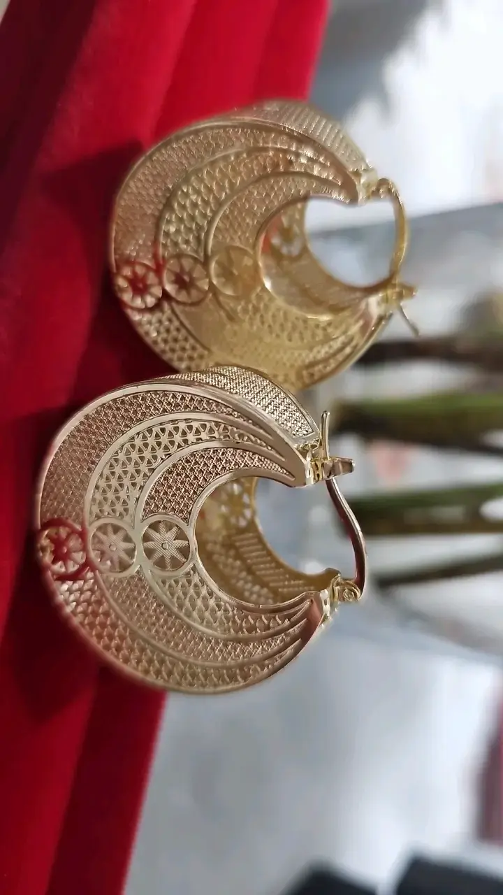 Aros de filigrana dorados elegantes - 5