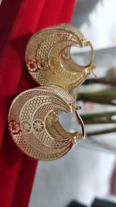 Aros de filigrana dorados elegantes - miniatura 5