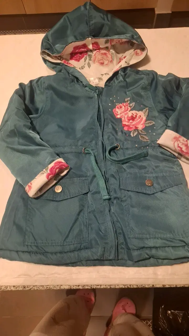 Chaqueta infantil azul con capucha y flores