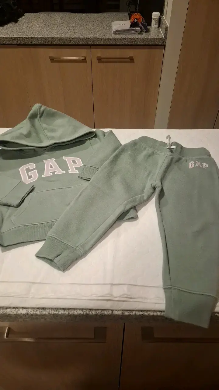 Conjunto deportivo GAP verde para niños