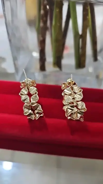 Aros colgantes dorados con diseño floral - miniatura 1