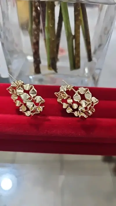 Aros colgantes dorados con diseño floral - miniatura 2