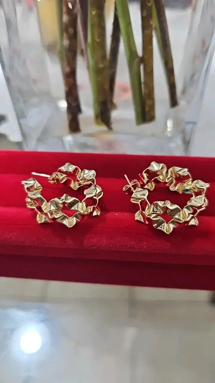 Aros colgantes dorados con diseño floral - 3