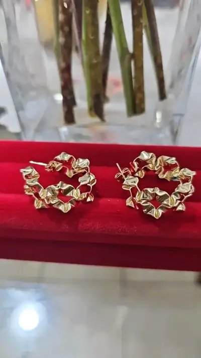 Aros colgantes dorados con diseño floral - miniatura 3