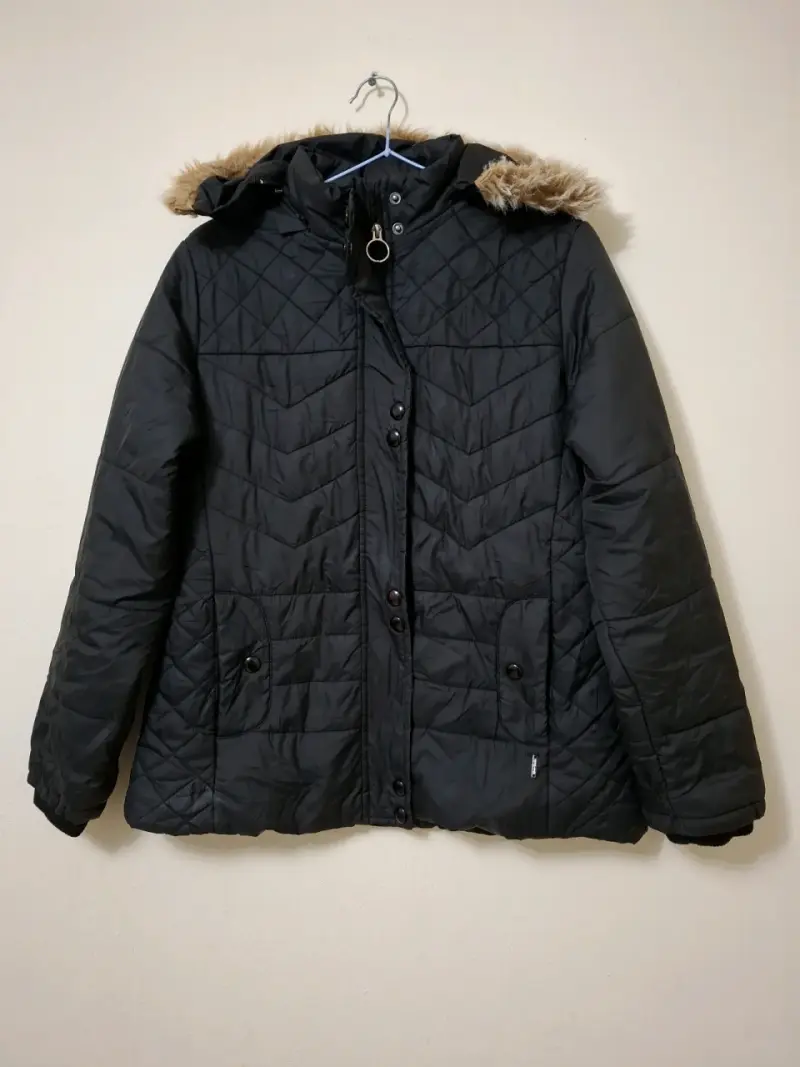 Chaqueta acolchada negra con capucha de piel - 1