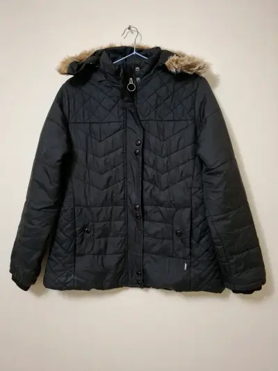 Chaqueta acolchada negra con capucha de piel - miniatura 1
