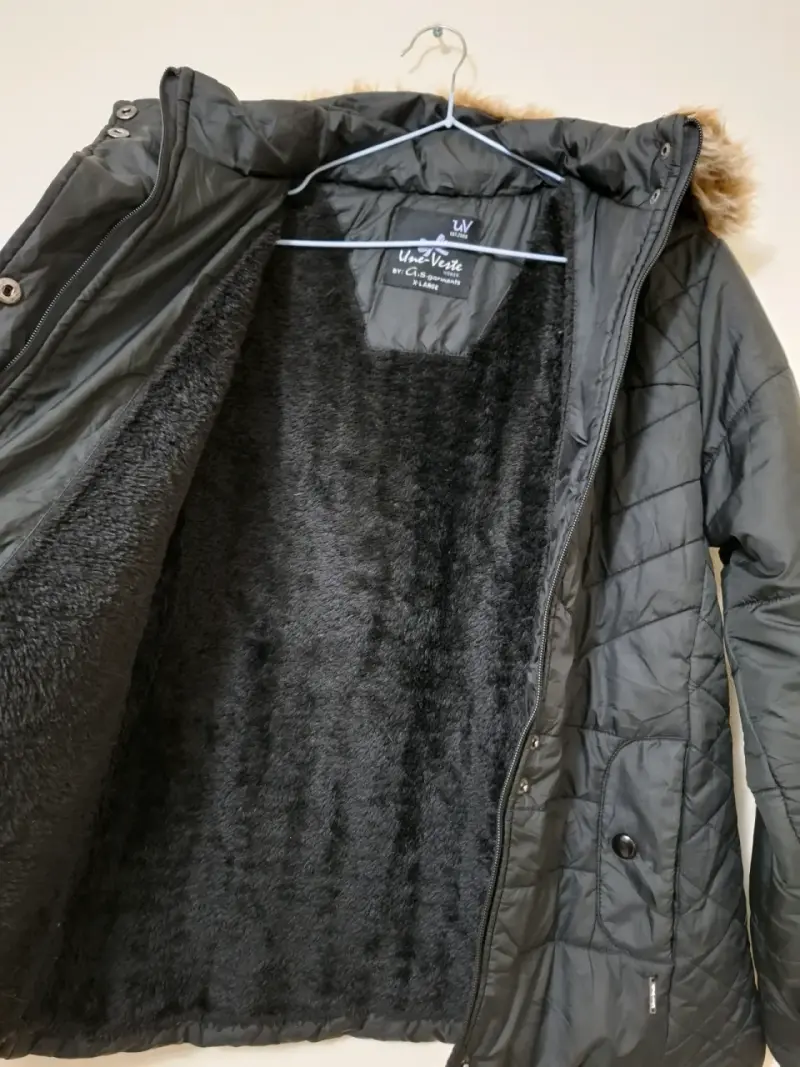 Chaqueta acolchada negra con capucha de piel - 2