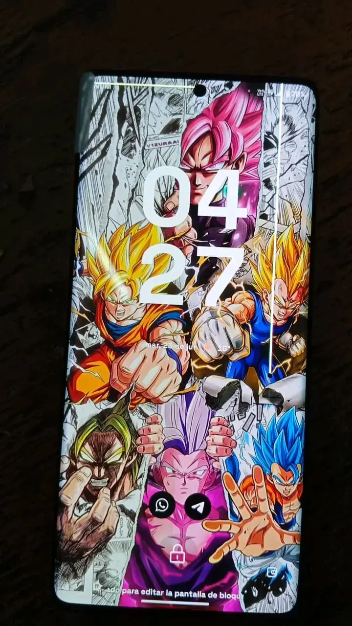 Smartphone con pantalla temática Dragon Ball - 1