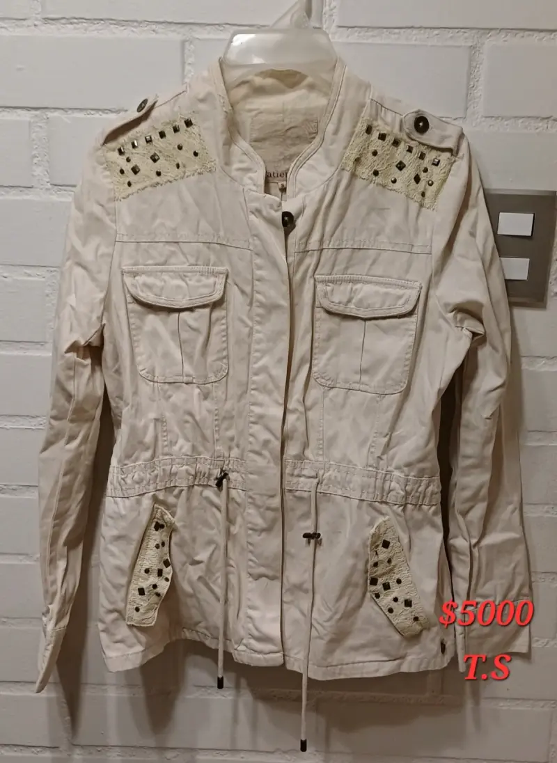 Chaqueta beige con detalles de encaje y tachas