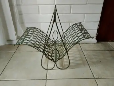 Revistero de metal estilo vintage - miniatura 1