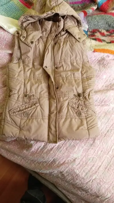 Chaleco acolchado beige con capucha - miniatura 1