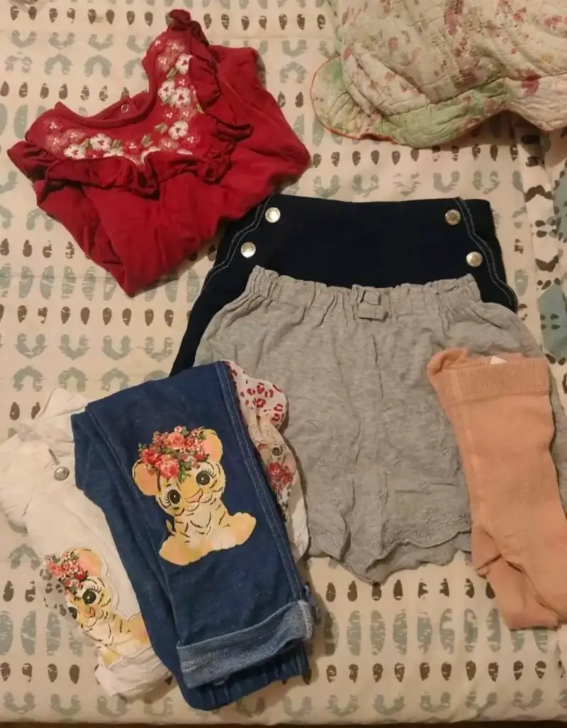 Conjunto de ropa infantil variado