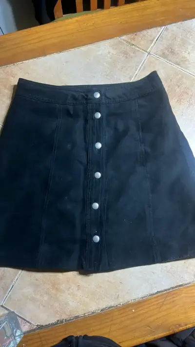 Mini Falda negra de tela tipo gamuza  con botones - miniatura 1