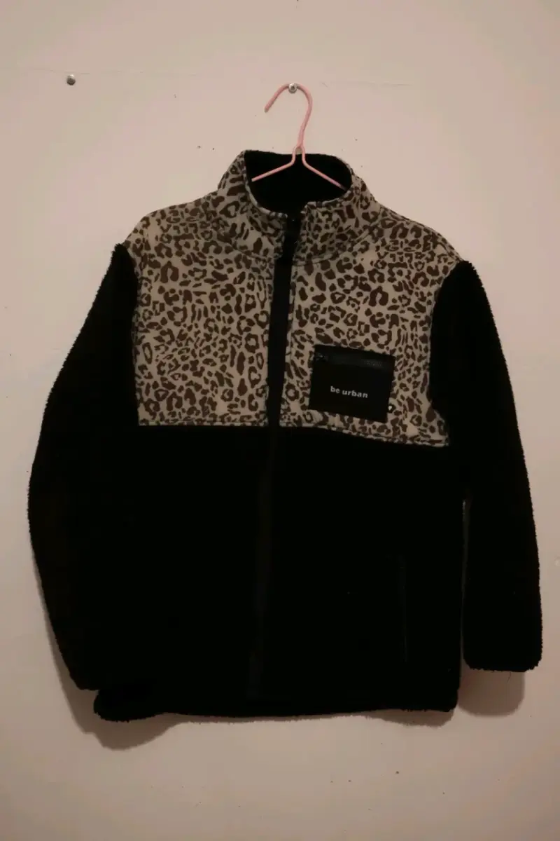 Chaqueta polar con estampado animal print