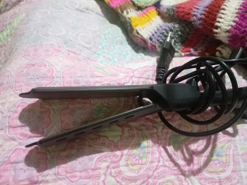 Plancha de pelo alisadora negra