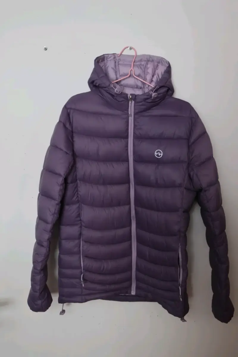 Chaqueta plumón morada con capucha - 1