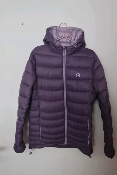 Chaqueta plumón morada con capucha - miniatura 1
