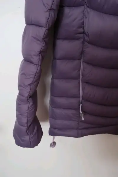 Chaqueta plumón morada con capucha - miniatura 2
