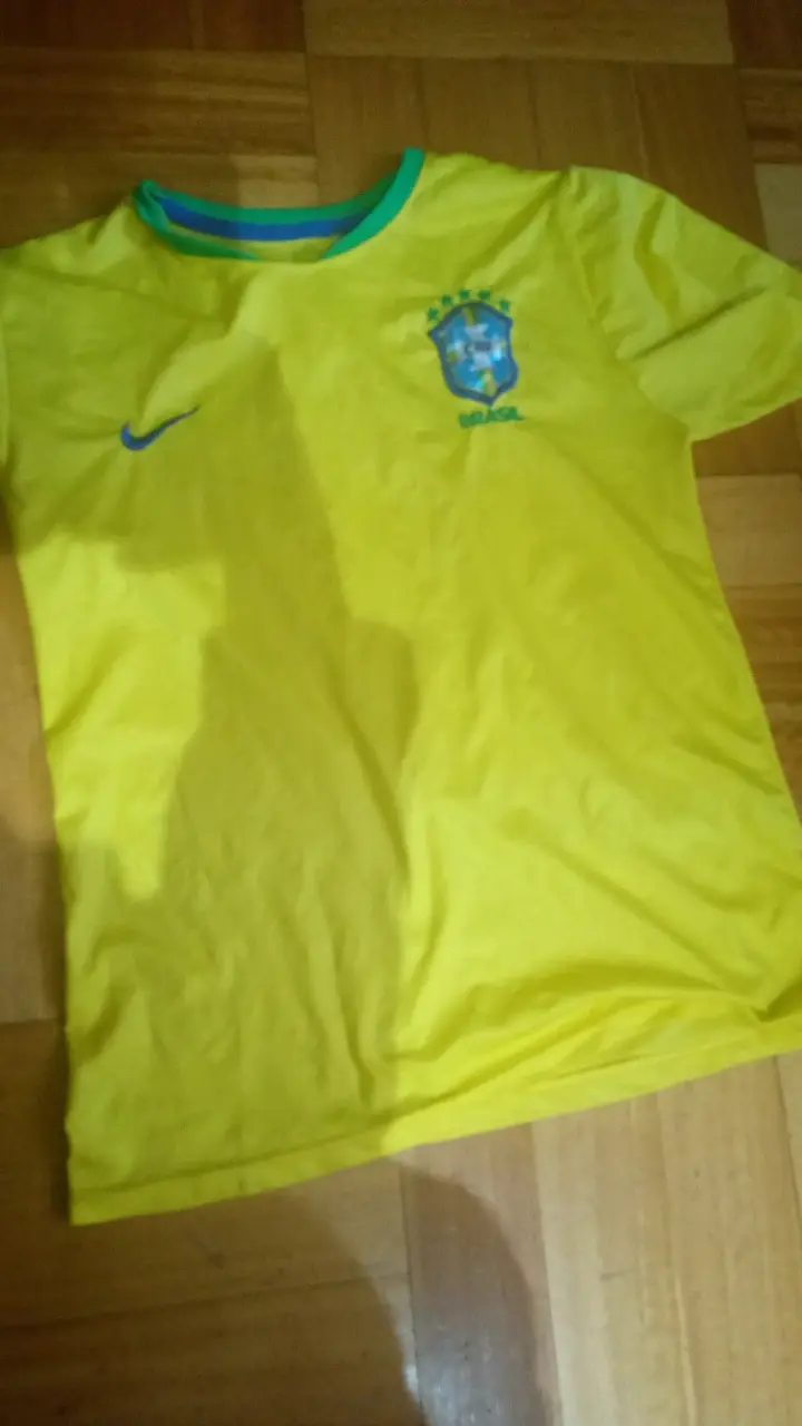 Camiseta Nike Brasil amarilla