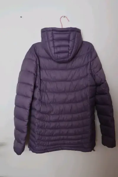 Chaqueta plumón morada con capucha - miniatura 3