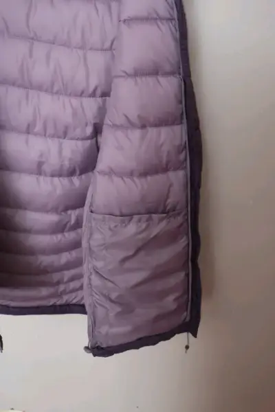 Chaqueta plumón morada con capucha - miniatura 4