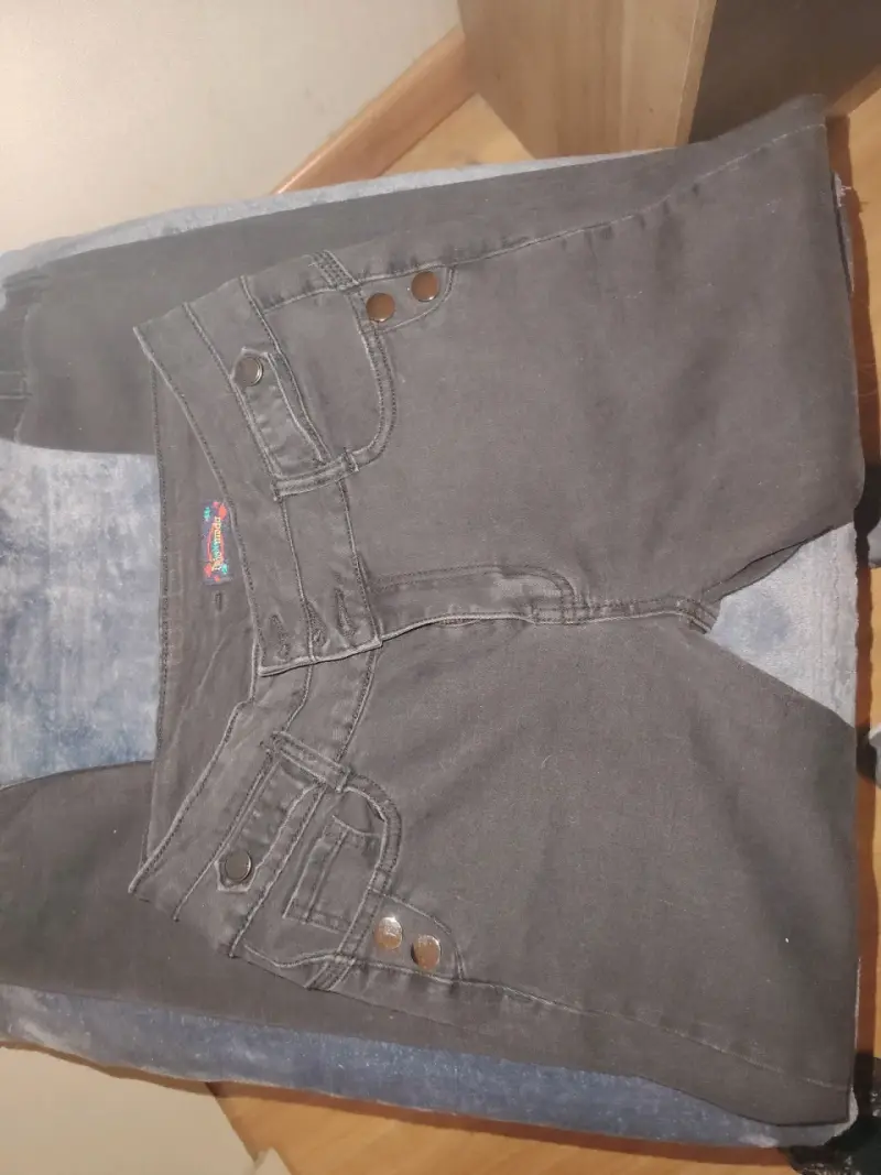 Jeans negros de mujer con botones - 1
