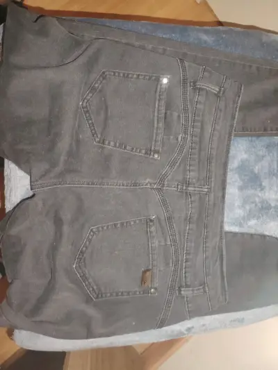 Jeans negros de mujer con botones - miniatura 2