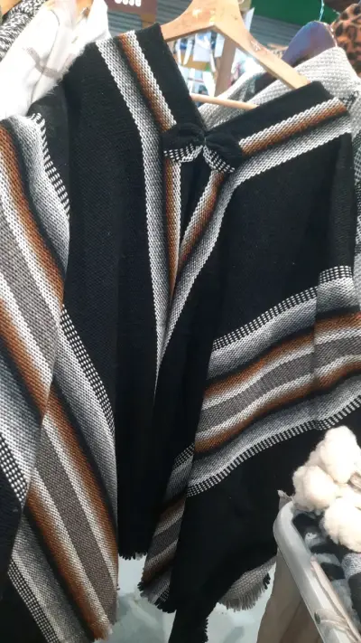 Poncho de lana rayado en tonos tierra - miniatura 1