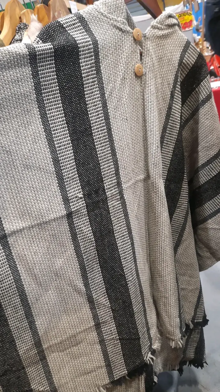 Poncho de lana rayado en tonos tierra - 2