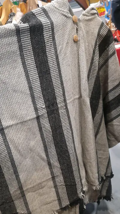 Poncho de lana rayado en tonos tierra - miniatura 2