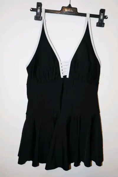 Vestido de baño negro con detalles blancos - miniatura 1