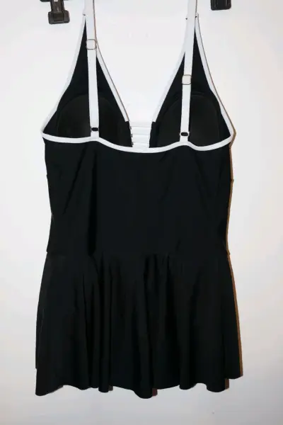 Vestido de baño negro con detalles blancos - miniatura 2
